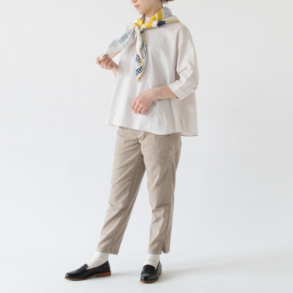 表に出る部分によって雰囲気の変わるスカーフ(YELLOW)