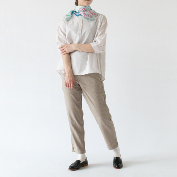 身につけるだけで、ぐっと大人っぽい印象に(LIGHT BLUE)