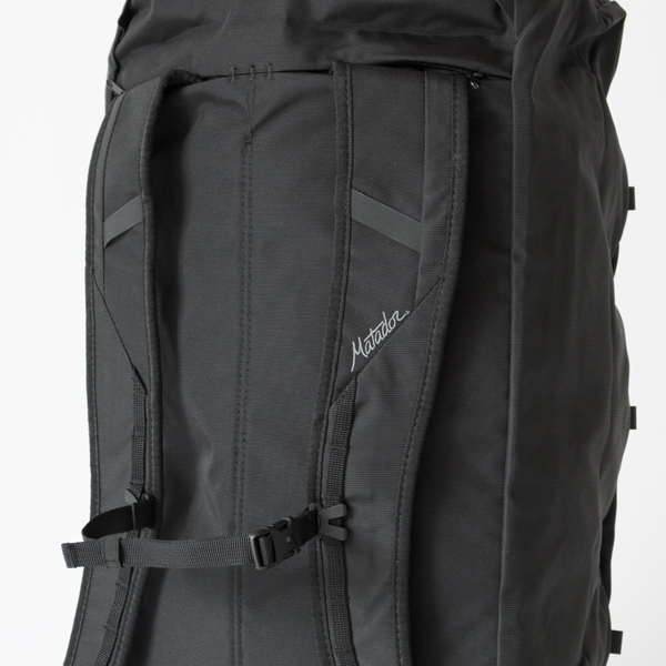 チェストストラップ付きで安定して背負えます チェストストラップ付きで安定して背負えます