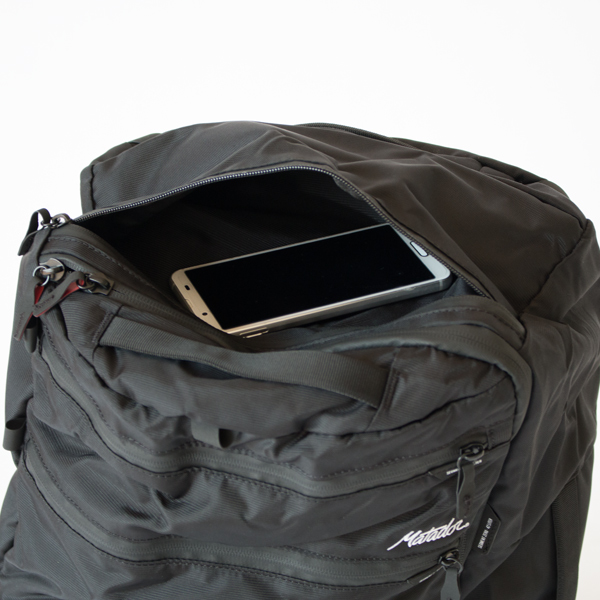 トップとボトムには小物収納のポケットがそれぞれ付いています。 トップとボトムには小物収納のポケットがそれぞれ付いています。