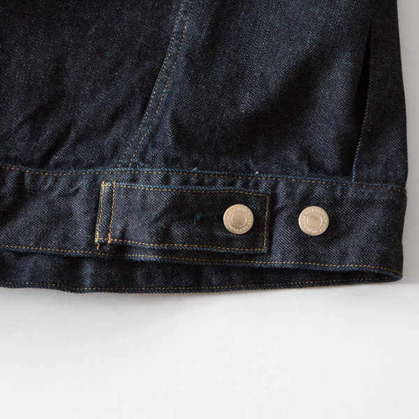 裾にはサイドアジャスター 裾にはサイドアジャスター