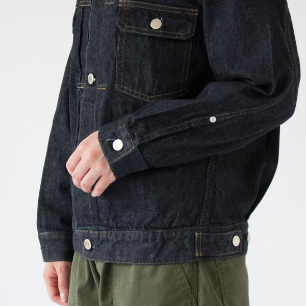 ボタンをあけてまくりやすい袖 ボタンをあけてまくりやすい袖