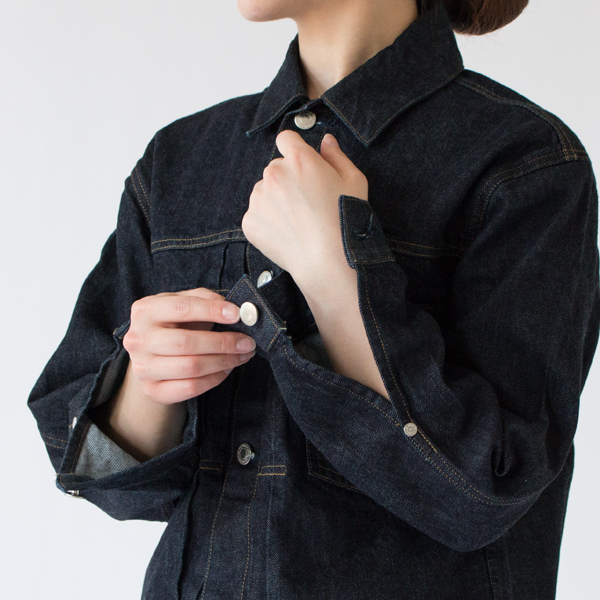 ボタンをあけてまくりやすい袖 ボタンをあけてまくりやすい袖