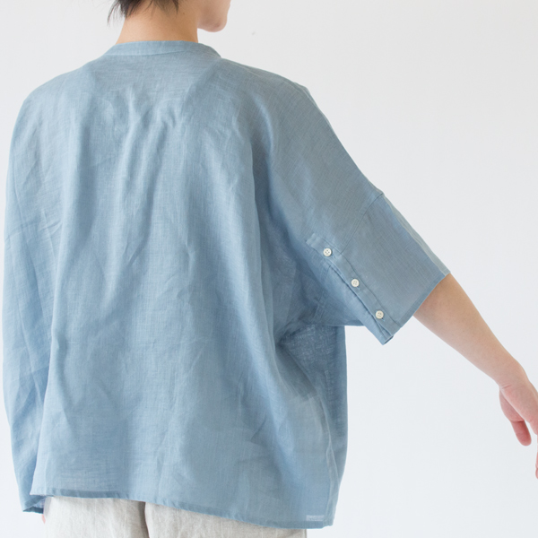 袖元のボタンを外すとシルエットに変化がつけられます