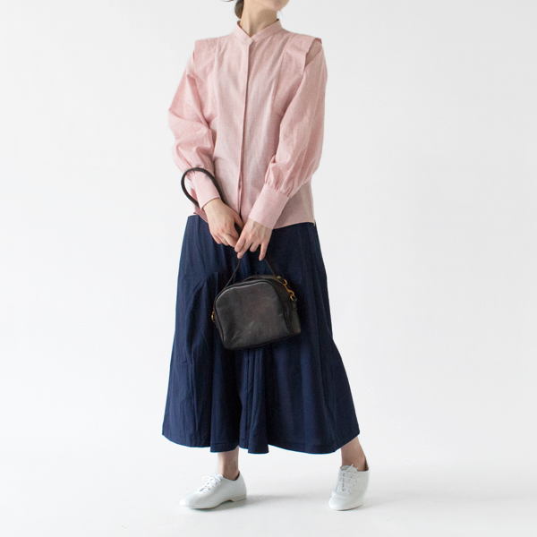 主張しすぎない肩のパーツがコーディネートのアクセントに(RED、身長162cm)