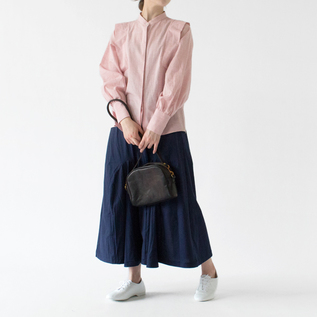 主張しすぎない肩のパーツがコーディネートのアクセントに(RED、身長162cm)