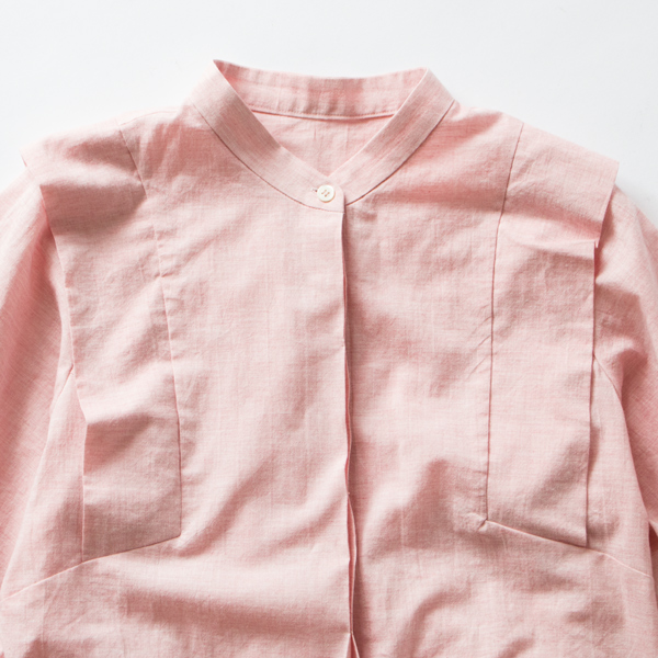 クラシカルなディテールを取り入れたシャツ(RED)
