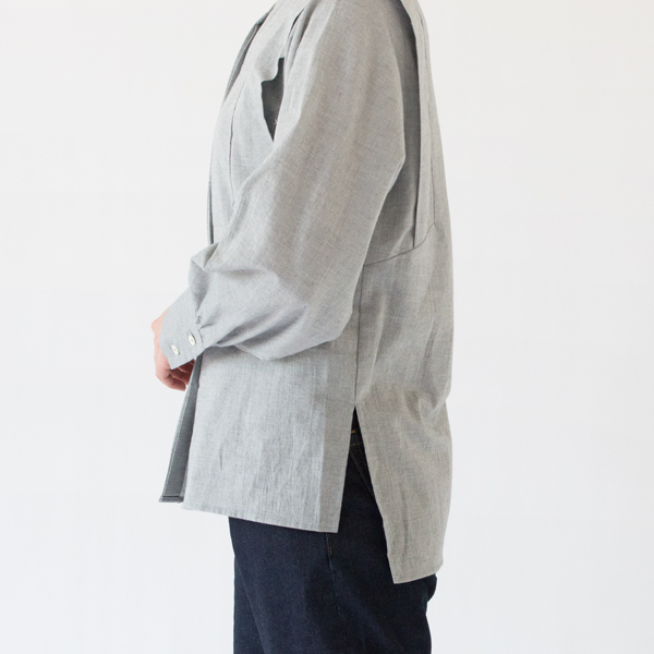 前後差のあるスリットで立体感のあるシャツに(NAVY)