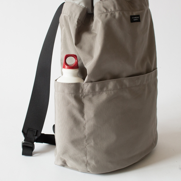 両サイドにはペットボトルなどが入るスリットポケット付き(GREY)