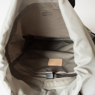 A4サイズが入るスリットポケットも付いています(GREY) A4サイズが入るスリットポケットも付いています(GREY)