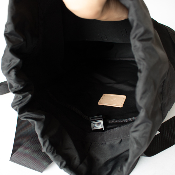 A4サイズが入るスリットポケットも付いています(BLACK)