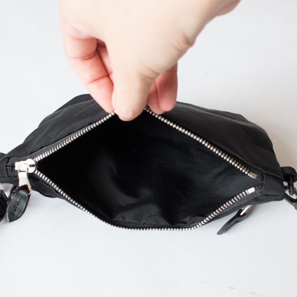 少し厚みのあるお財布も入ります(BLACK)