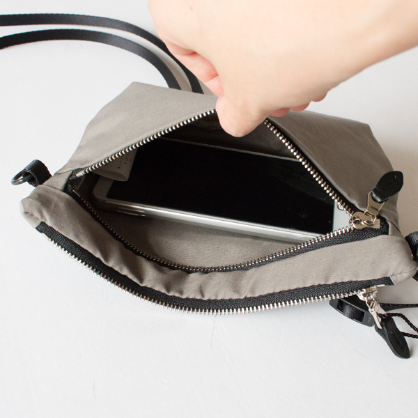 スマートフォンとコンパクトな財布が入るサイズ感(GREY)
