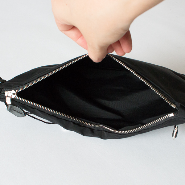 少し厚みのあるお財布も入ります(BLACK)