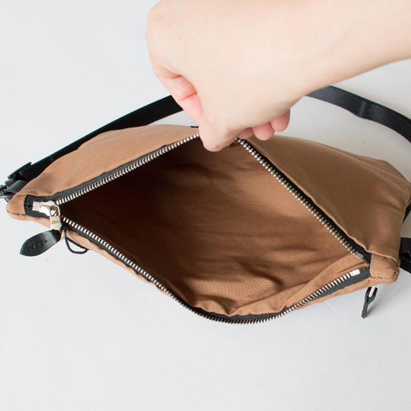 少し厚みのあるお財布も入ります(MOCHA)