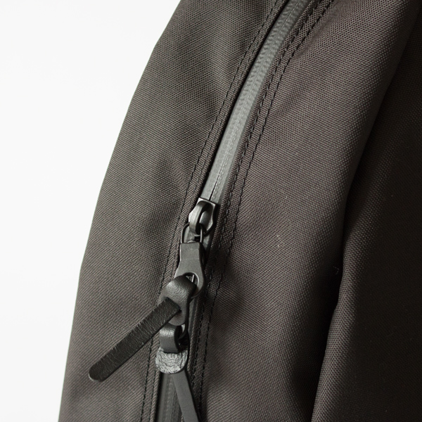 ファスナーは左右どちらからでも開ける事ができます(BLACK)