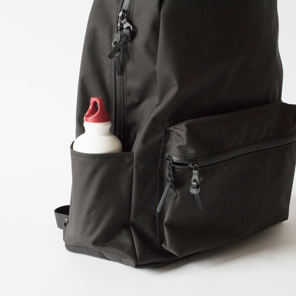 背負ったまま小物を出し入れするのに便利なサイドポケット(BLACK)