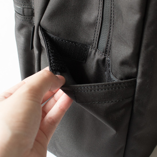 サイドの片側のポケットには指を入れて開け易いマジックテープ付き(BLACK) サイドの片側のポケットには指を入れて開け易いマジックテープ付き(BLACK)