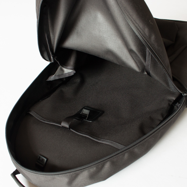 プラスチックパーツで留められるスリットポケット付き(BLACK)