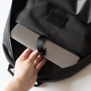 プラスチックパーツで留められるスリットポケット付き(BLACK) プラスチックパーツで留められるスリットポケット付き(BLACK)