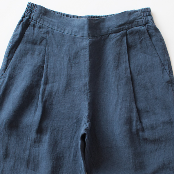 タックでややフォーマルなシルエットに(BLUE NAVY)
