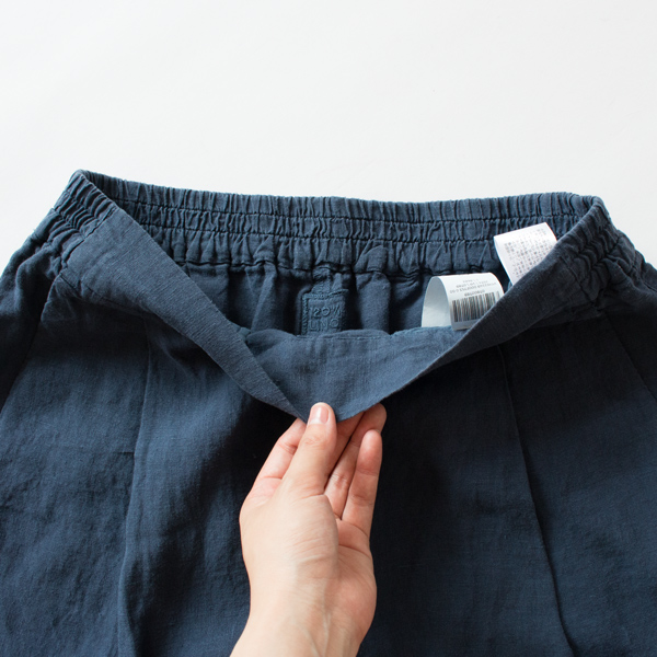 後ろはゴムなので締め付け感はありません(BLUE NAVY)