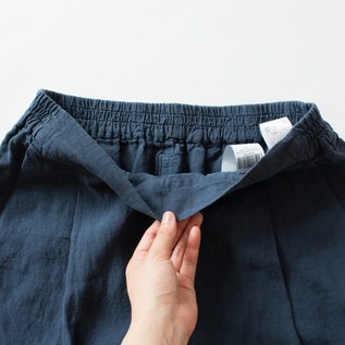後ろはゴムなので締め付け感はありません(BLUE NAVY)