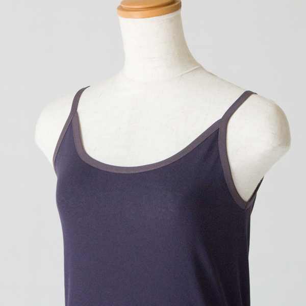 ラウンドネックで誰でも着やすいデザイン(PURPLE) ラウンドネックで誰でも着やすいデザイン(PURPLE)