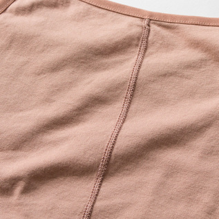 縫い代をフラットにすることでごろつきを解消(PINK BEIGE)