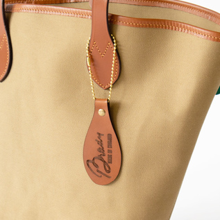 レザー製のチャームもポイント(KHAKI) レザー製のチャームもポイント(KHAKI)