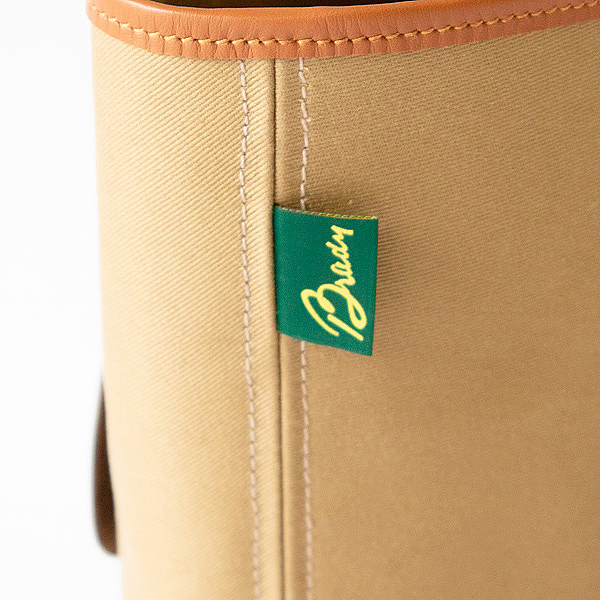 ブランドロゴ入りのタグ(KHAKI)