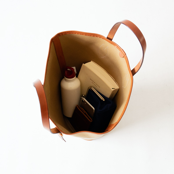 通勤用のバッグなどあらゆる場面で活躍してくれます(KHAKI)