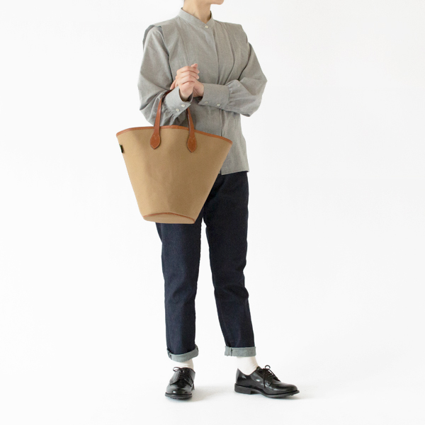 やや小さめで使いやすいサイズ感(KHAKI)