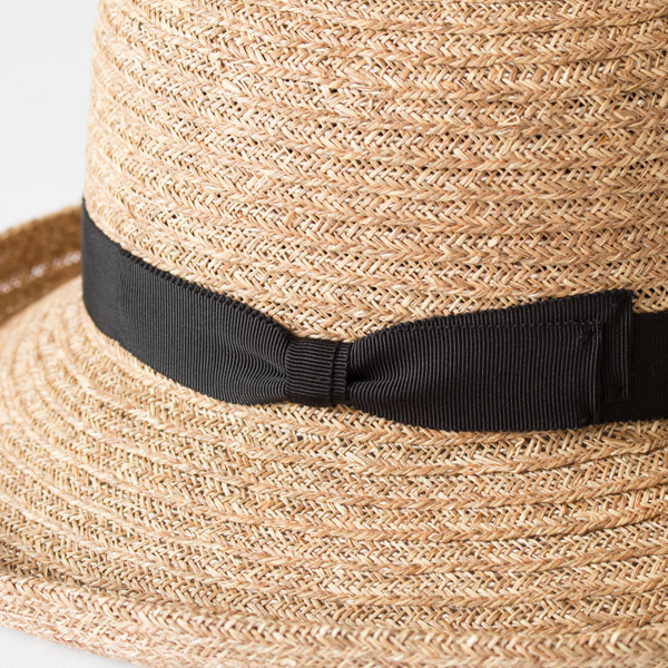 程よい太さの黒いリボンがポイント