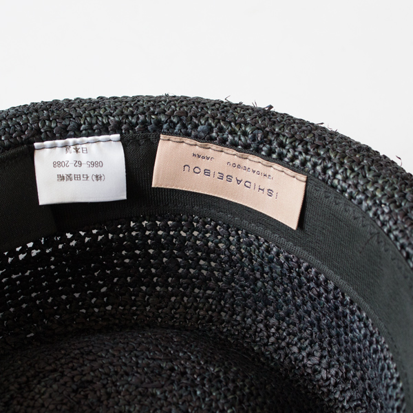 天然素材のラフィアを使用