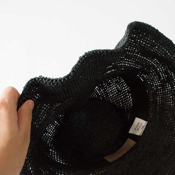 縁にはワイヤーが入って形を好きに整えることができます