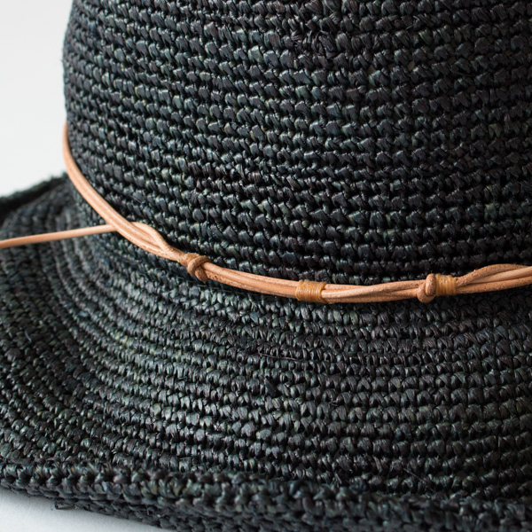 オレンジ色のひもがアクセントに