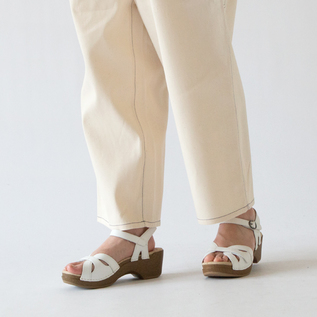 女性らしいアイテムと合わせても上品にまとまります(ECRU) 女性らしいアイテムと合わせても上品にまとまります(ECRU)