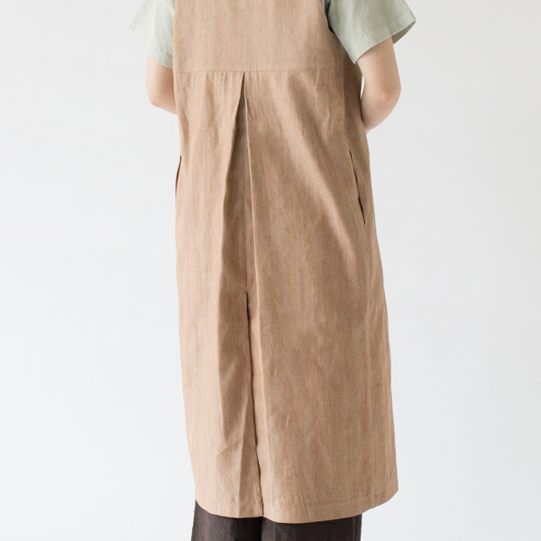背中のタックで動きのあるデザイン(BEIGE)