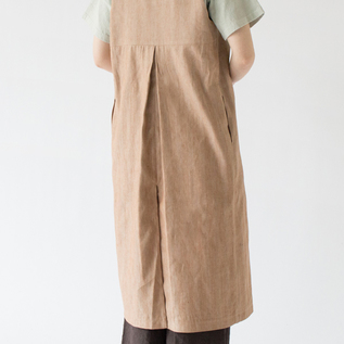 背中のタックで動きのあるデザイン(BEIGE) 背中のタックで動きのあるデザイン(BEIGE)