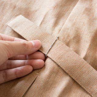 ベルト通しは糸ループでさりげなく(BEIGE) ベルト通しは糸ループでさりげなく(BEIGE)