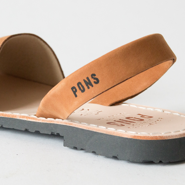 すぽんと脱げてしまわないのは、絶妙な位置に付いたバックストラップのおかげ すぽんと脱げてしまわないのは、絶妙な位置に付いたバックストラップのおかげ