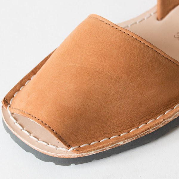 柔軟性、耐久性に優れた牛革を使用 柔軟性、耐久性に優れた牛革を使用