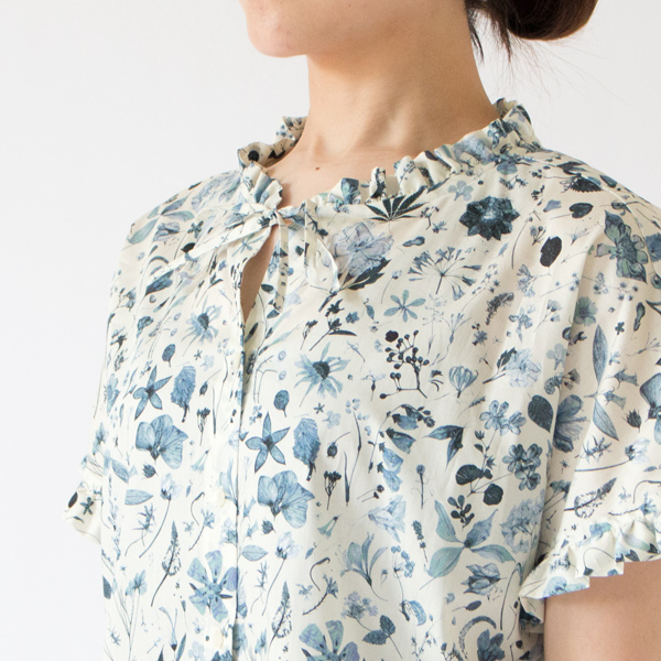 襟元から覗く、かわいらしいフリル 襟元から覗く、かわいらしいフリル