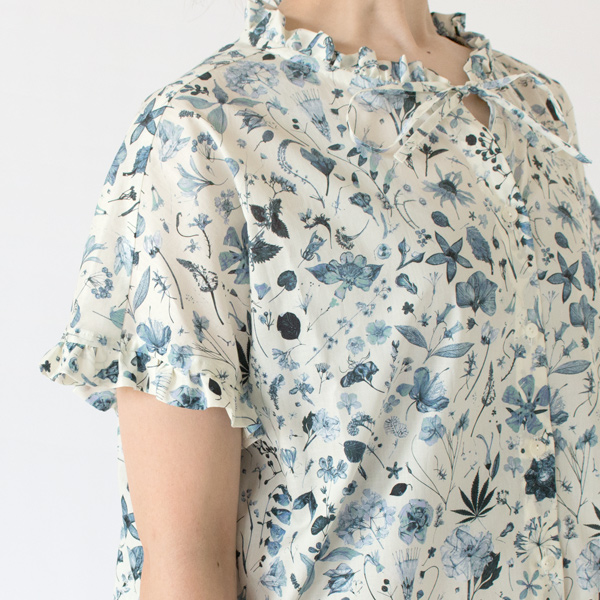 肩のラインに沿って自然に落ちるデザイン 肩のラインに沿って自然に落ちるデザイン