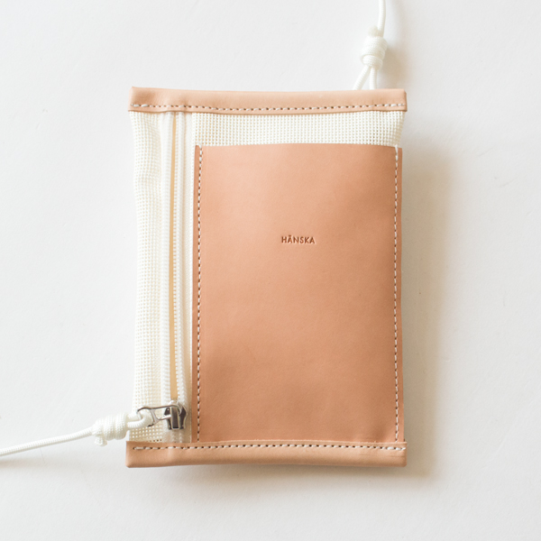 レザーが程よく上品に(WHITE)