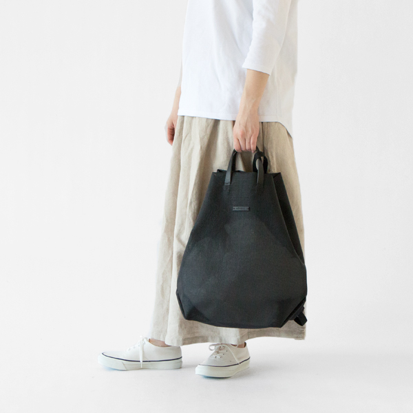 シックなワントーンのリュック(BLACK)
