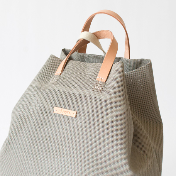 全体がメッシュ素材の中で、レザーが程よく上品な印象を演出(TAUPE)