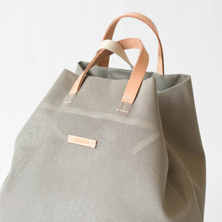 全体がメッシュ素材の中で、レザーが程よく上品な印象を演出(TAUPE) 全体がメッシュ素材の中で、レザーが程よく上品な印象を演出(TAUPE)