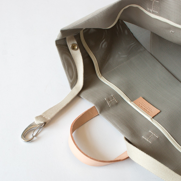 フックを使って口をすぼめられます(TAUPE)